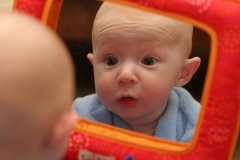niemowlak-przeglądanie się w lustrze