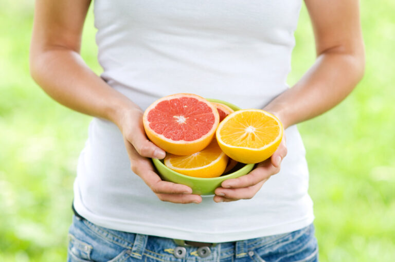 Owoce w ciąży – jakie jeść a których lepiej unikać?