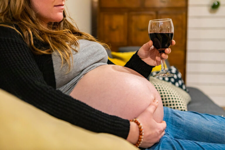 Piwa i wina bezalkoholowe w ciąży – czy można je pić? Sprawdzamy Karmi, Lecha Free i inne piwa