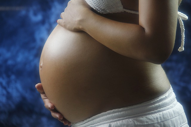 Zatwardzenie w ciąży – przyczyny, skutki i naturalne metody walki